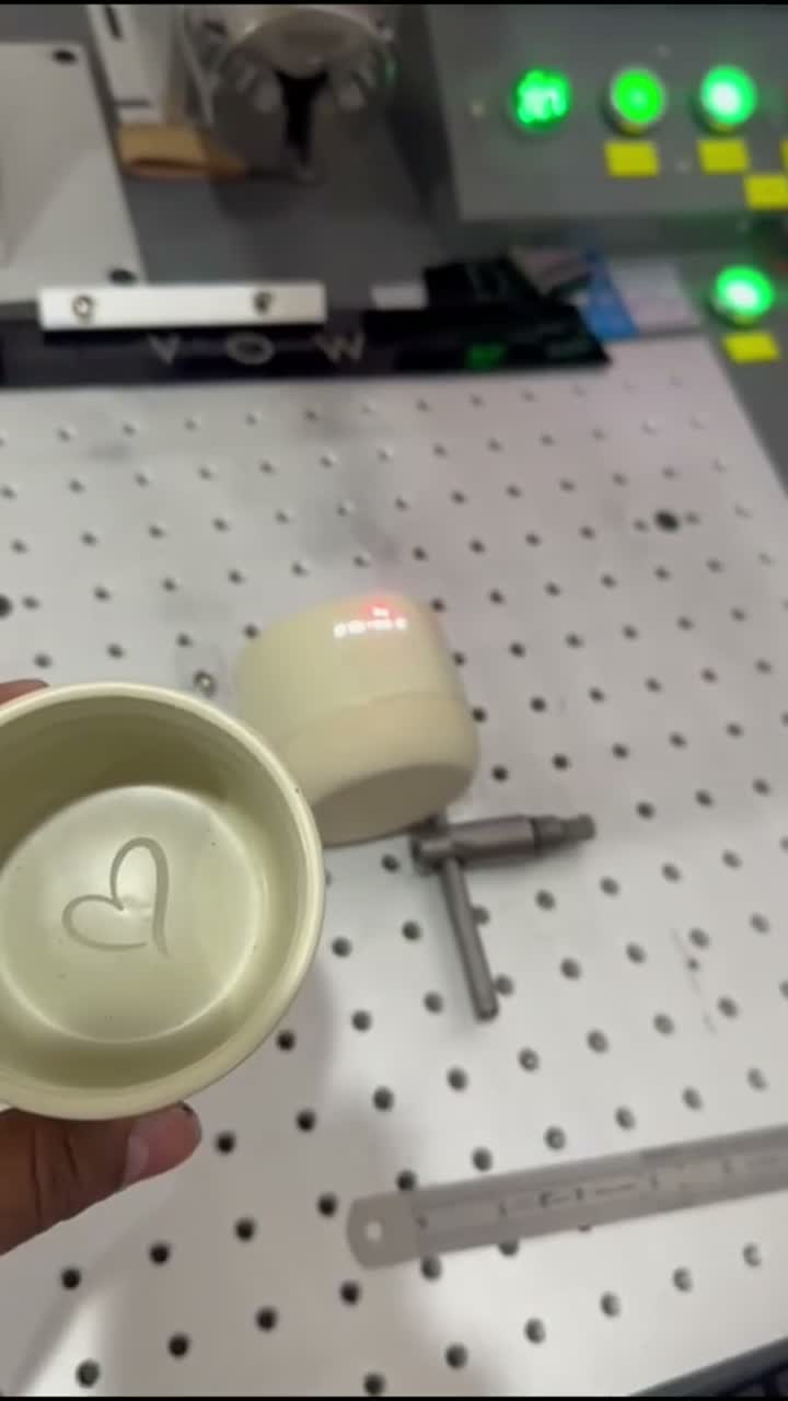 أكواب قهوة محفورة بالليزر
